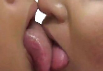 जापानी किशोरी लेस्बियन चुम्बन - 9 मिन