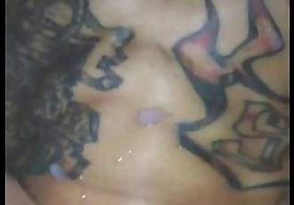 tatuado gozando com a 프런트 데스크의 귀중품 보관함 enterrada no cu :: pornogayon.com