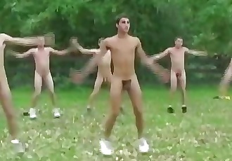 sportowa młody mężczyźni Grupa trening przed duży kogut Ssać i masturbuje się