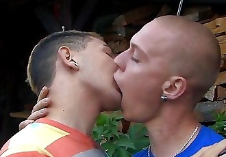 सींग का बना हुआ समलैंगिक चुंबन और चूसना