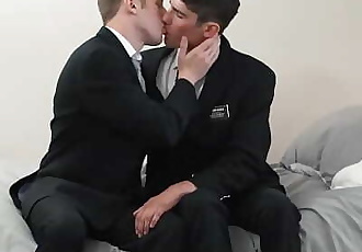 mormonboyz droite goujon utilise Un Gay boy’s trou