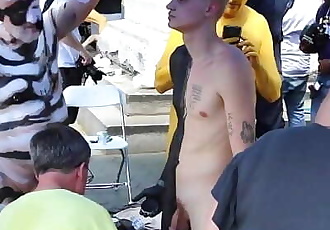 年轻的 男孩 赤裸裸的 身体 油漆 在 公共