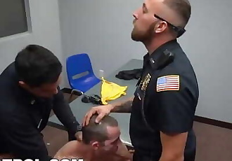 Gay Patrouille Pimp krijgt busted en zijn Gay hoes nemen cop dick voor papa