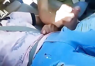 motorista Fare uber ajudando garotão un rilassare 2 min