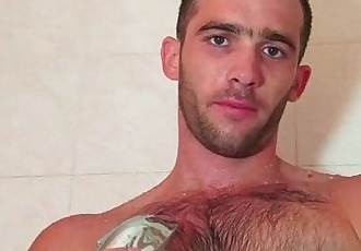 Volledig video: een sexy str8 guy krijgen wanked in ondanks van hem :Door: een guy !