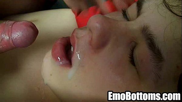 Emo Minet Dakota Briller arriver baisée dans l