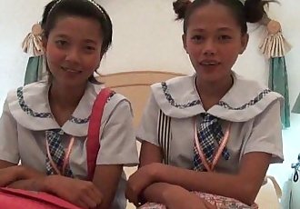 दो एशियाई एमेच्योर cuties sharing एक सफेद डिक 5 मिन hd