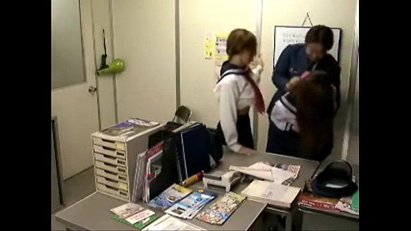deux japonais les étudiants baisée :Par: train sécurité