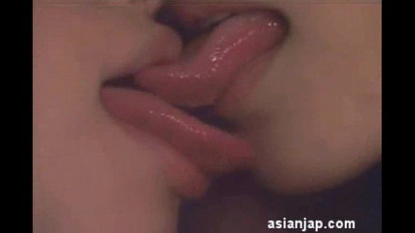 japonés lesbianas beso 21
