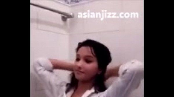 Belle Asiatique étudiant déshabiller et prendre Un Salle de bain