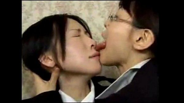 Asiático lesbianas salvaje la lengua beso