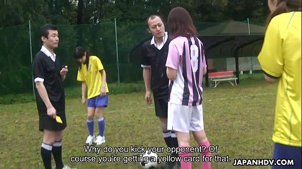 Asiatische Fußball Spieler bekommt ein gelb Karte und ein Schwanz