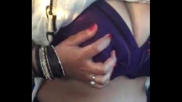 Desi bhabhi sexy Titten zeigen in car,