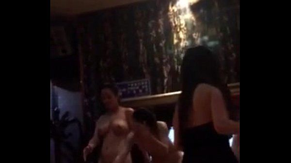 partij sexy meisje in karaoke kamer