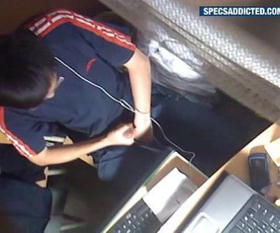 SPECSADDICTED Chinês cara masturbando fora no o Internet café