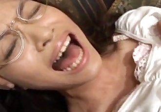 الآسيوية فاتنة ريجو Shiina يظهر قبالة مواهب مع هزاز في لها الرطب كس 10 مين