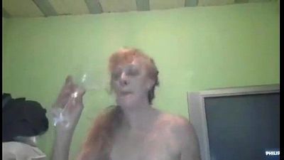 Rubia Abuela Argenta Prostituta Chupando Pija y Tragando la Chele en una Copa - 1 min 23 sec