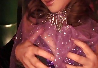 ル 若林 在 紫色的 做 性感的 跳舞 同时 她的 玩具 她的 猫 和 屁股 w 5 min