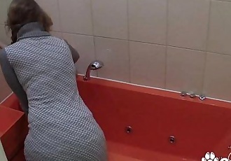 มือสมัครเล่นแน่ MILF Masturbates ใน คน อ่างอาบน้ำ บ ซ่อนไว้ camerahd
