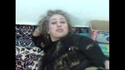 Iranian MILF fucks a guy in her home - 41 sec