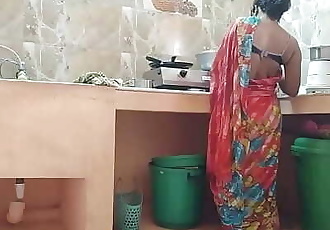 Desi indiase vals spelen meid Geneukt :Door: huis eigenaar in keuken 11 min 720p