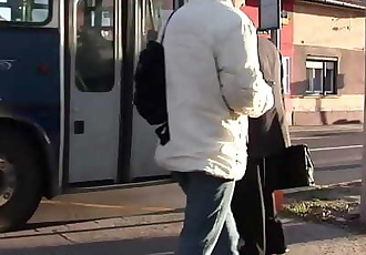 grandpasfuckteens jong Babe neukt met een Opa Ze voldaan in De Bus Stop 11 min 1080p