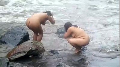 2992477 สองคน อินเดียน ผู้ใหญ่ Womens อาบน้ำ ใน แม่น้ำ เปลือยเปล่า 1 มิน 24 วินาที