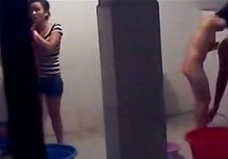 वियतनाम छात्र छिपा कैम में स्नानघर 12 मिन