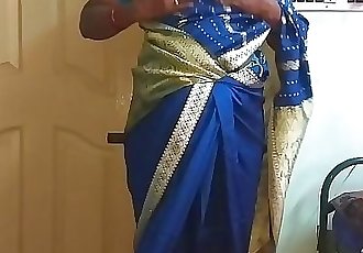 Desi norte indiana tesão Batota mulher vanitha vestindo AZUL cor Saree mostrando Grande Peitos e raspado buceta prima hard..