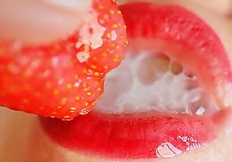 Erdbeeren Mit Cum cream. ein Delikatesse Geschichte der Essen und Sperma fetish. CIM