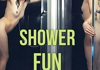 masturberen haar jong kut met een groot Dildo in een douche tacy strak