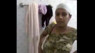 年轻的 mallu 印度 妻子 淋浴 拍摄的 通过 丈夫 desipapa.com 1 min 38 sec