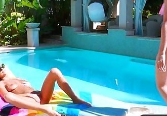 热 和 意思是 性感的 lesbianseating 猫 通过 的 游泳池 与 阿丽亚娜 玛丽 & 惠特尼 Westgate 免费的