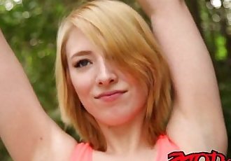 Aardbei Blond tiener cheerleader neemt het in haar kut creampiehd