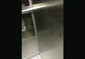 teen berbat horoz içinde bir Asansör