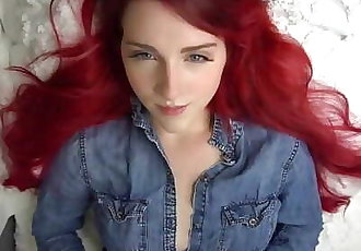 الأحمر الشعر جميلة العذاب