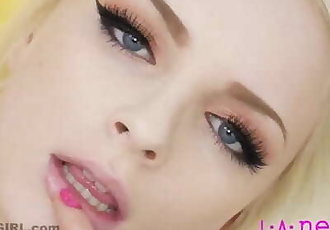 Nowy sexy Blondynka pokazuje jej Idealne ciało w 4k