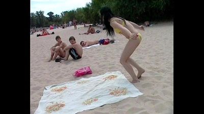 صريح عارية العراة في سن المراهقة بعقب على على العامة الشاطئ