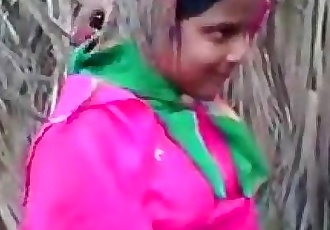 Indische junge Desi Dorf Mädchen Ficken outdoor wowmoyback 6 min