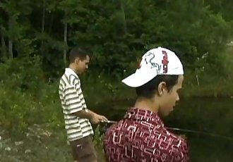 不幸的 年轻的 渔民 拍摄 他妈的 在 森林