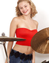 युवा सुनहरे बालों वाली बेब क्रिस्टीन flaunting अच्छा किशोरी स्तन और गंजा योनि