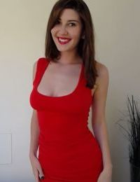 solo meisje amber hahn wandelingen tot haar rood jurk naar spelen met haar kaal Vagina