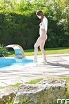 Belle européenne adolescent Misha croix arriver humide au Un piscine partie