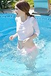 Bela Europeu teen Misha cruz chegando molhado no um piscina festa - parte 2