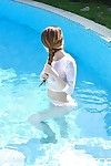 Belle européenne adolescent Misha croix arriver humide au Un piscine partie - PARTIE 2