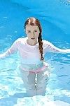 Bela europeu teen Misha cruz chegando molhado no um piscina festa - parte 2