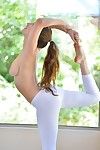 Rất đẹp Phụ nữ da ngăm Dễ thương thích làm vài tập yoga tư thế trong những Khỏa thân