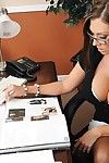 सामन्था संत है कुछ लेस्बियन मज़ा के साथ उसके कार्यालय मेट का उपयोग कर सेक्स खिलौने