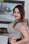 परिपक्व इतालवी खूबसूरत विशालकाय महिला Cece Giovanni baring विशाल बड़े स्तन और बहा होजरी में