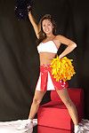 amateur latina Küken mailia loslassen winzige Brüste aus cheerleader outfit